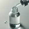 Kolloidale Mineralien für optimale Nährstoffaufnahme Minimalistische Nahaufnahme einer Tropfflasche, die kolloidale Mineralien in ein Glas Wasser gibt.